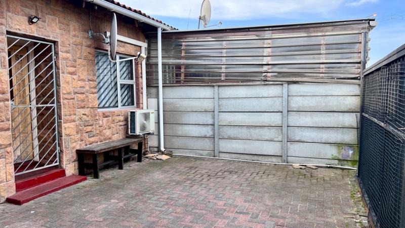 2 Bedroom Property for Sale in Silvertown Western Cape